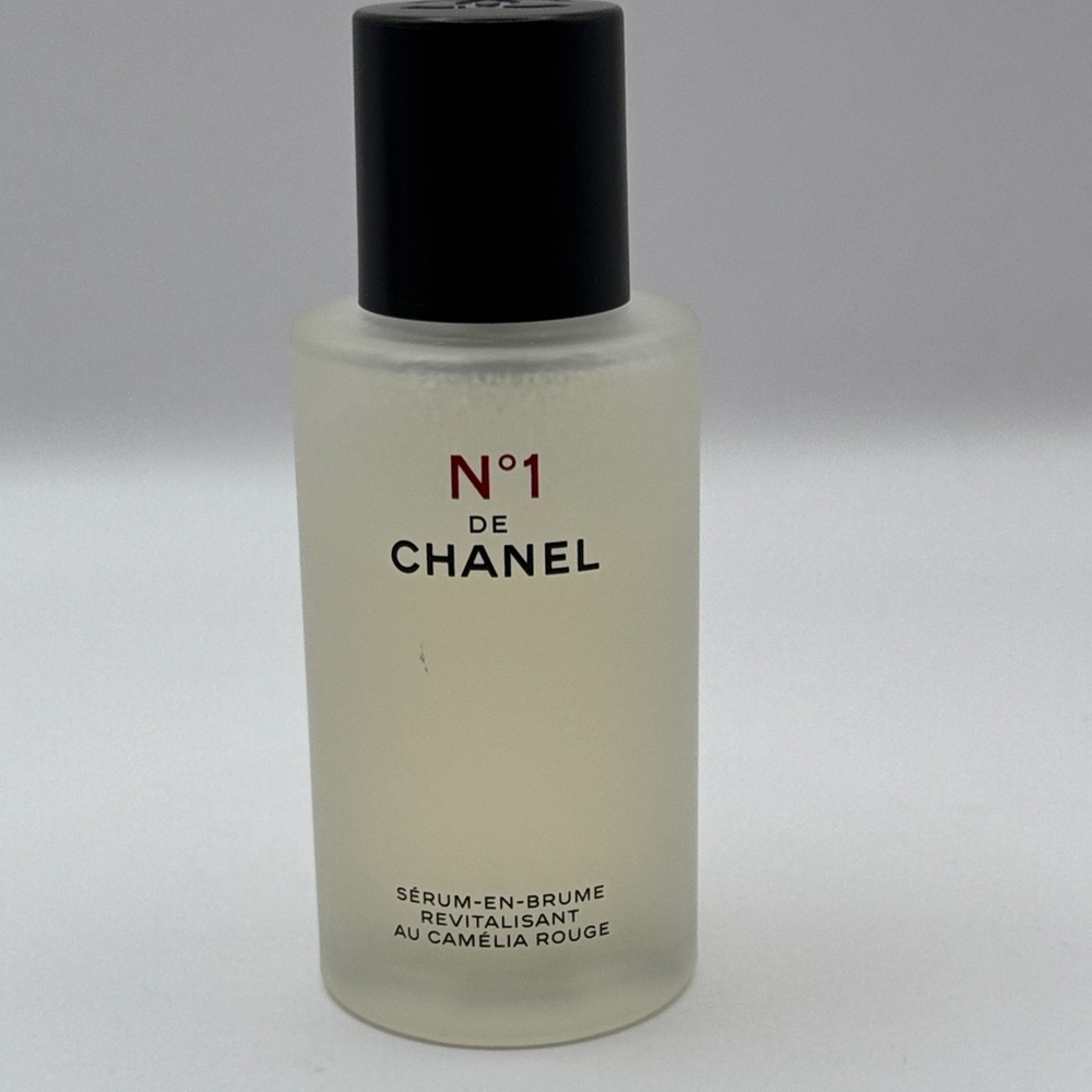 N°1 DE CHANEL Red Camellia Revitalizing Serum-in-Mist travel size